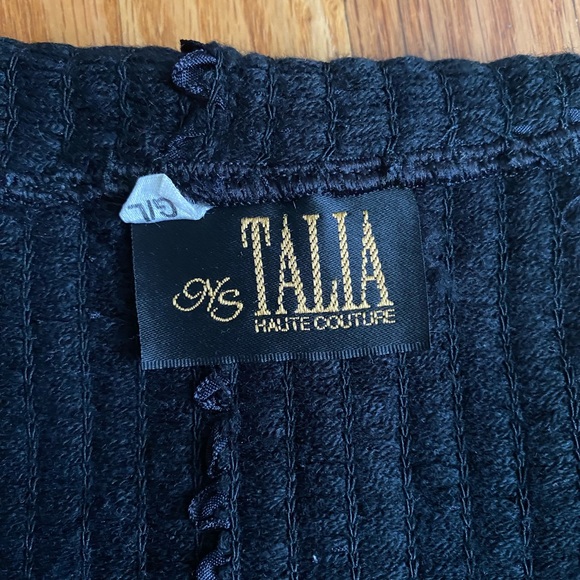 Black crop top. - Picture 3 of 4